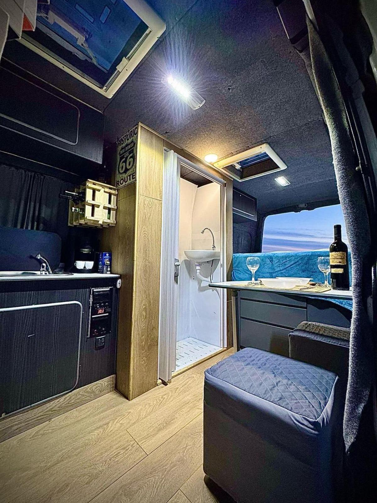Leoventure Campervan Hotel na wodzie Tirana