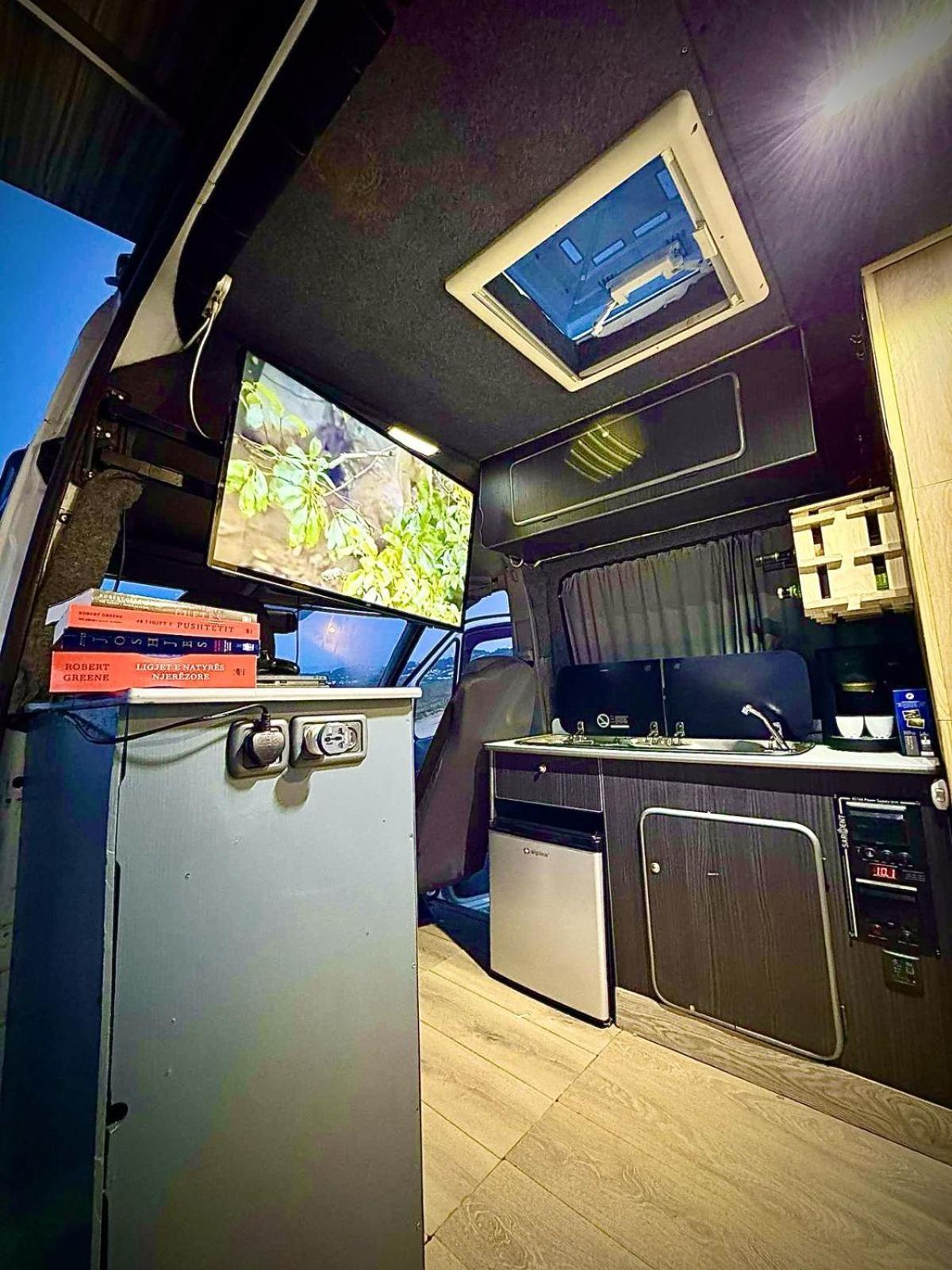 Hotel na wodzie Leoventure Campervan Tirana